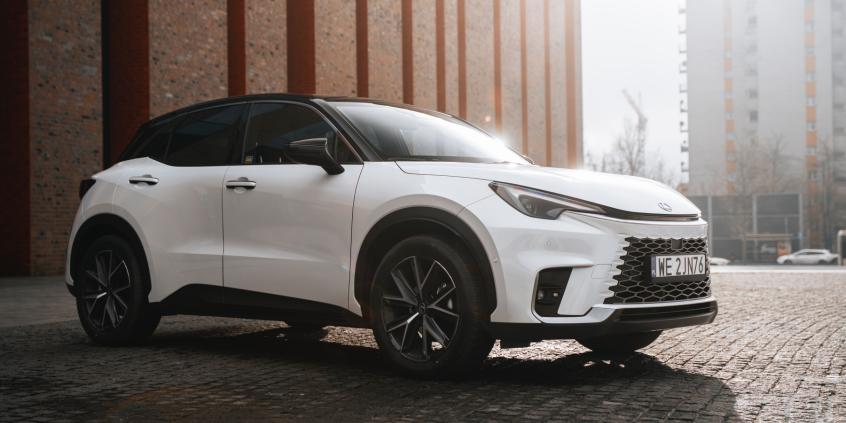 Lexus LBX E-Four Cool to wyjątkowe połączenie Mini i Toyoty. Ideał miejskiego premium