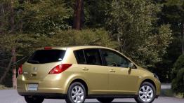 Nissan Tiida 2004 - widok z tyłu