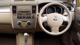 Nissan Tiida 2004 - kokpit