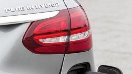 Mercedes klasy C 350 Plug-In Hybrid kombi (S 205) - gniazdo ładowania w pasie tylnym
