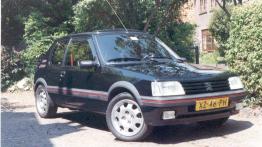 Peugeot 205 - przód - reflektory włączone