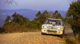 Peugeot 205 - przód - reflektory włączone