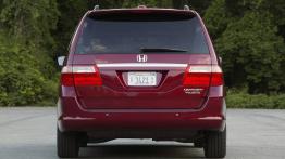 Honda Odyssey Touring 2006 - widok z tyłu