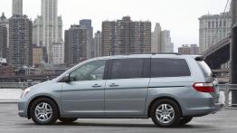 Honda Odyssey Touring 2006 - lewy bok