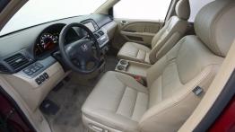 Honda Odyssey Touring 2006 - widok ogólny wnętrza z przodu