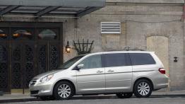 Honda Odyssey Touring 2006 - lewy bok