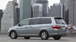 Honda Odyssey Touring 2006 - lewy bok