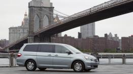Honda Odyssey Touring 2006 - prawy bok