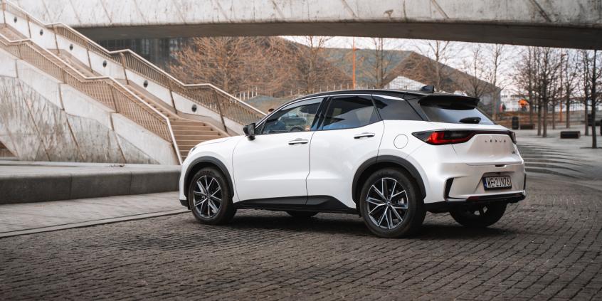 Lexus LBX E-Four Cool to wyjątkowe połączenie Mini i Toyoty. Ideał miejskiego premium