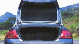 Peugeot 407 - tył - bagażnik otwarty