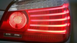 BMW Seria 5 E60 2007 - prawy tylny reflektor - włączony