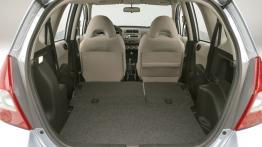 Honda Fit 2007 - tylna kanapa złożona, widok z bagażnika