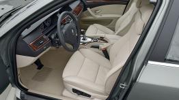 BMW Seria 5 E61 2007 - widok ogólny wnętrza z przodu