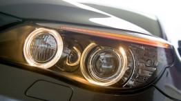 BMW Seria 5 E60 2007 - prawy przedni reflektor - włączony