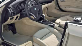 BMW Seria 1 E88 2007 - pełny panel przedni