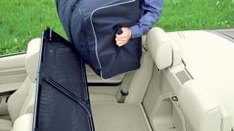 BMW Seria 3 E93 2007 - tylna kanapa złożona, widok z boku