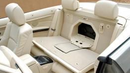 BMW Seria 3 E93 2007 - tylna kanapa złożona, widok z boku