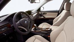 BMW Seria 3 E90 2008 - widok ogólny wnętrza z przodu