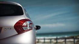 Peugeot 208 - prawy tylny reflektor - włączony