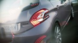 Peugeot 208 - prawy tylny reflektor - włączony