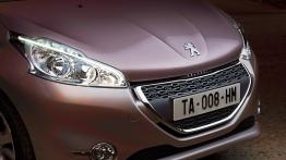 Peugeot 208 - przód - reflektory włączone