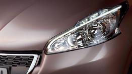 Peugeot 208 - lewy przedni reflektor - włączony