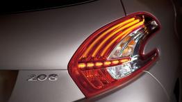 Peugeot 208 - prawy tylny reflektor - włączony
