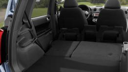 Mitsubishi Colt 2009 - tylna kanapa złożona, widok z bagażnika