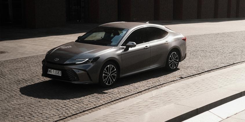 Toyota Camry Hybrid Executive wydaje się nudna, a jest świetna. Niczego nie udaje, bo nie musi