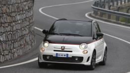 Abarth 500C - przód - reflektory włączone