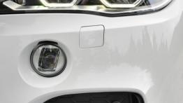 BMW X5 III (2014) M50d - lewy przedni reflektor - włączony