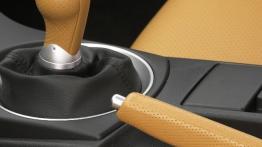 Nissan 350Z - tunel środkowy między fotelami