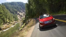 Chevrolet Volt 2011 - przód - reflektory włączone