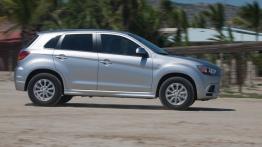 Mitsubishi Outlander Sport 2011 - prawy bok