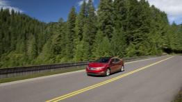 Chevrolet Volt 2011 - przód - reflektory włączone