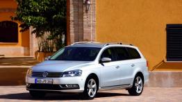 Volkswagen Passat B7 kombi (2011) - widok z przodu