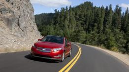 Chevrolet Volt 2011 - przód - reflektory włączone
