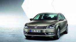 Volkswagen Passat B7 sedan (2011) - przód - reflektory włączone