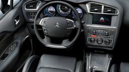 Citroen C4 Hatchback 2011 - kokpit
