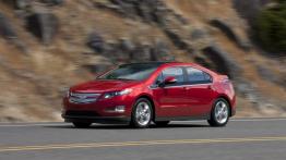 Chevrolet Volt 2011 - przód - reflektory włączone