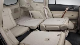 Toyota Highlander 2011 - tylna kanapa złożona, widok z boku