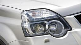 Nissan X-Trail 2011 - prawy przedni reflektor - wyłączony