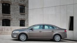 Ford Mondeo Hatchback 2011 - lewy bok