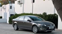 Ford Mondeo Hatchback 2011 - prawy bok