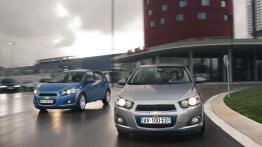 Chevrolet Aveo sedan 2011 - przód - reflektory włączone