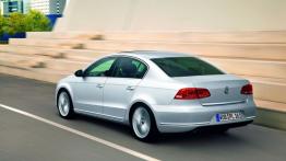 Volkswagen Passat B7 sedan (2011) - widok z tyłu