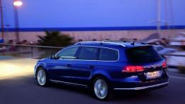 Volkswagen Passat B7 kombi (2011) - widok z tyłu