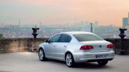 Volkswagen Passat B7 sedan (2011) - widok z tyłu