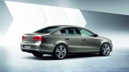 Volkswagen Passat B7 sedan (2011) - tył - reflektory włączone