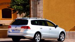 Volkswagen Passat B7 kombi (2011) - widok z tyłu